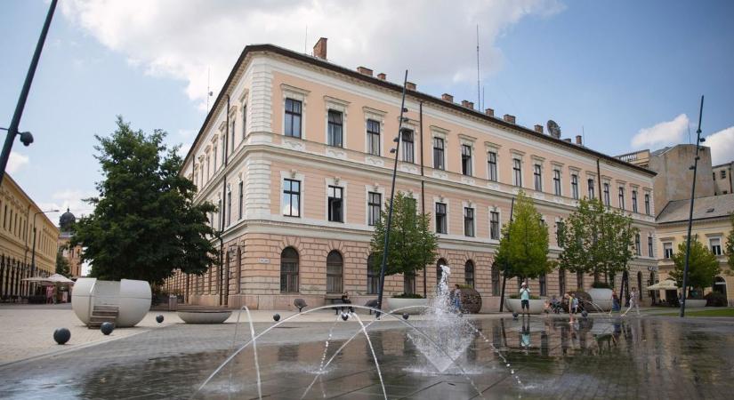 Végtelen bankszámla kell a debreceni MÁV-székházhoz, hárman is fontolgatják, hogy megvegyék tokkal-vonóval