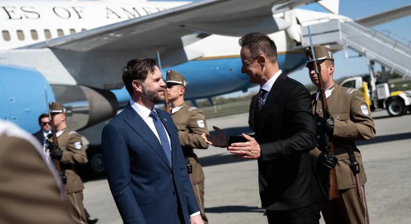 Így haladt át az amerikai alelnök a Hősök terén - videó