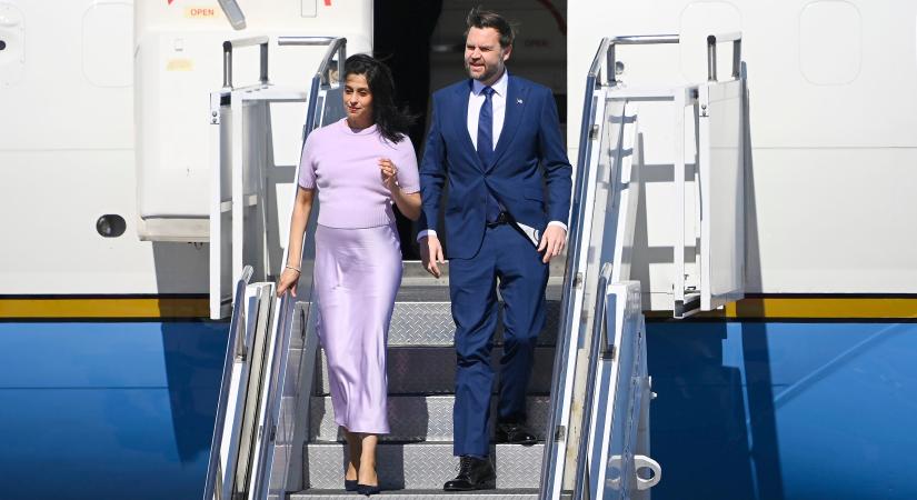 Megérkezett az amerikai alelnök – káosz a reptérnél, gyalog mentek az utasok