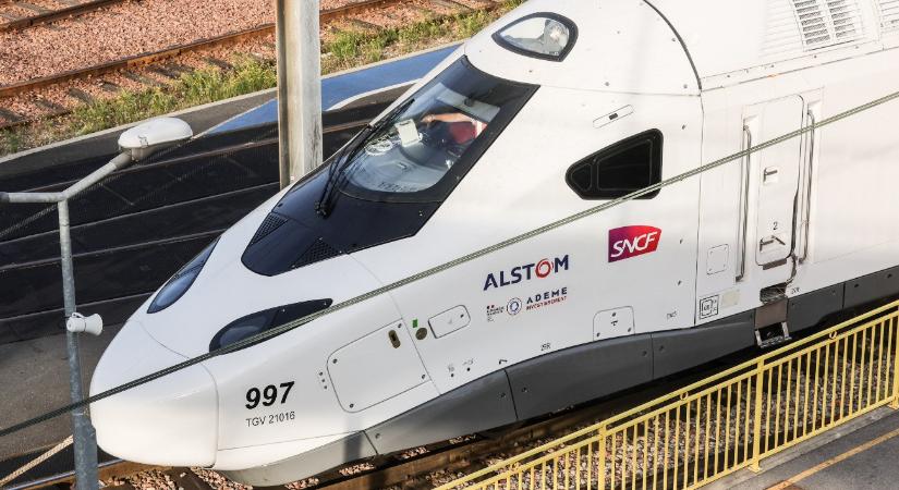 Teherautóba rohant egy szupervonat Franciaországban – videó