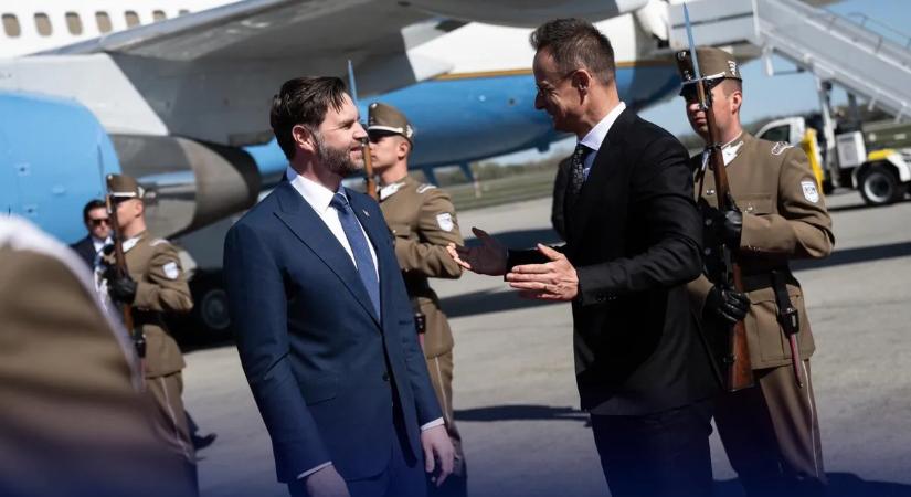 Amerikai alelnök Budapesten: Szijjártó fogadta J.D. Vance-t