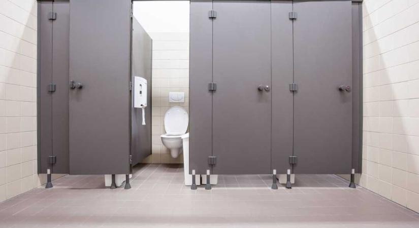 Videóra vették az erőszakot az illemhelyen – 198 ütésig meg sem állt a férfi