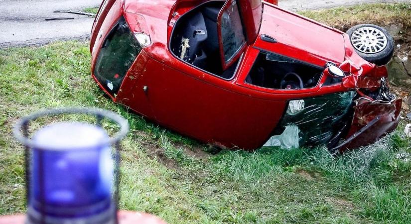 Újabb ijesztő baleset: Árokba csapódott egy autós