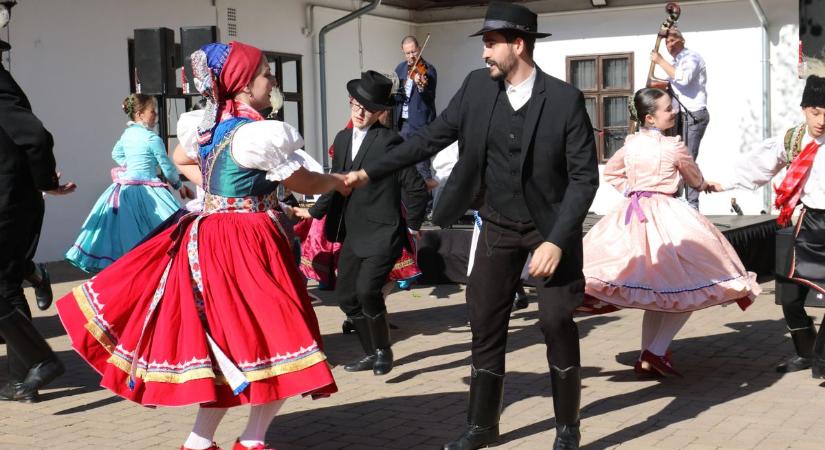 Vödrös locsolkodással zárult a nap: ilyen volt a kecskeméti húsvéti forgatag – fotók, videó