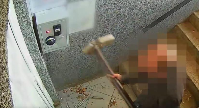 Elkeseredésében fém kandelláberrel próbálkozott a vécéautomatára kétszázszor lesújtó férfi, ám így is hoppon maradt – videó