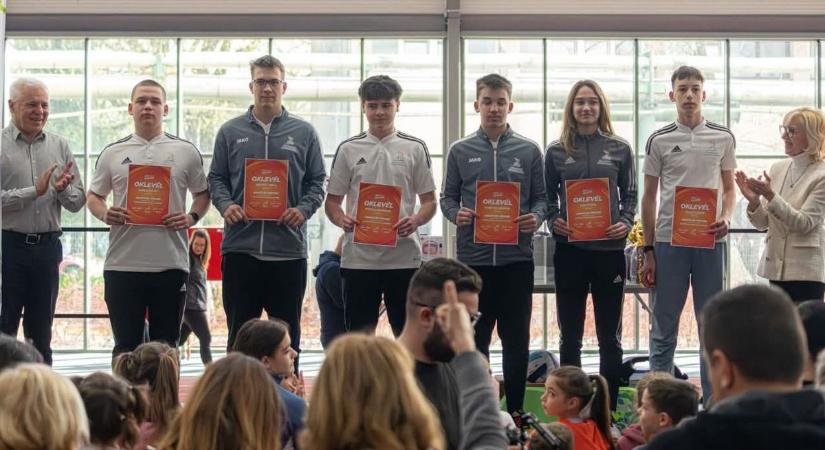 Tehetség és kitartás jutalma: aranyjelvényes atlétákat ünnepeltek Nyíregyházán