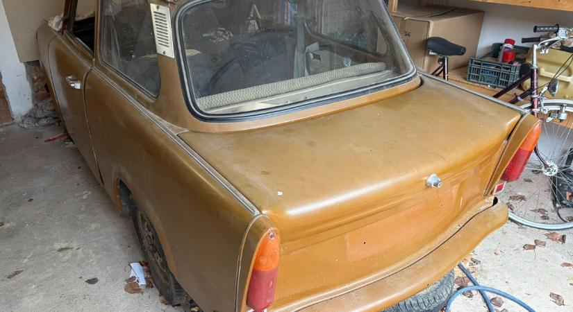 26 év után gördült ki a garázsból a ritka „Csokitrabi”: Irén néni féltve őrzött autója újra az utakon