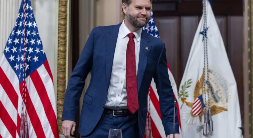 Bőröndöket húzó utasok a sárban: Káosz a reptéren JD Vance érkezése miatt