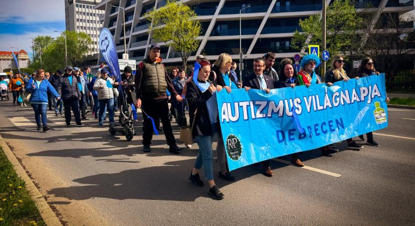 Idén is megrendezték a Debreceni Kék Sétát az elfogadás jegyében – fotókkal, videóval