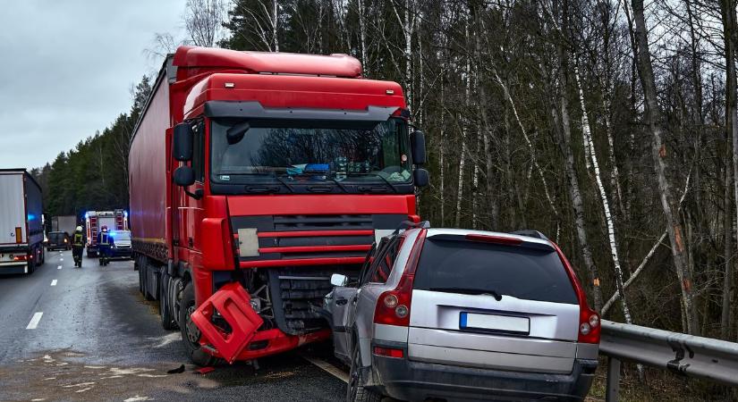 Drámai ütközés a 6-os főúton, tűzoltók és mentők is kivonultak – teljes útzár van érvényben!