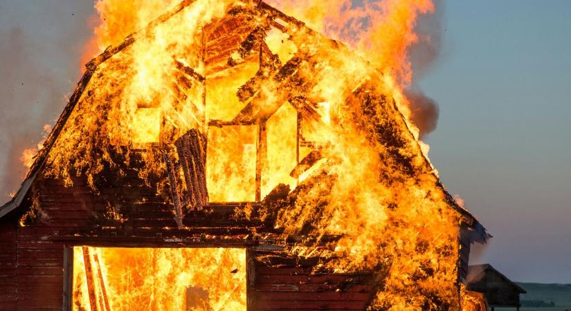 Traktorgumik égtek Kétegyházán: óriási szerencse, hogy nem robbant be a műtrágya