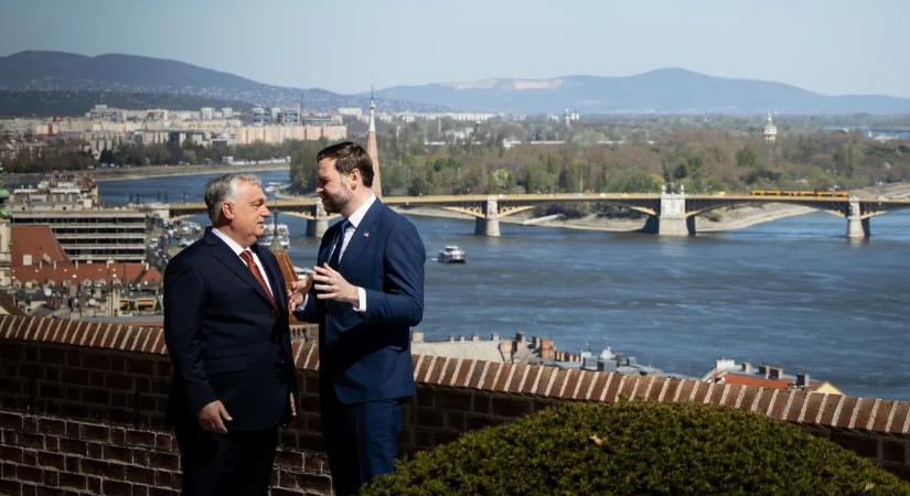 Az amerikai alelnökkel tart sajtótájékoztatót Orbán Viktor - mutatjuk a legfontosabb bejelentéseket