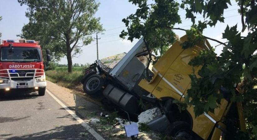 Ijesztő baleset a „halálúton”, lezárták a 81-es főutat!