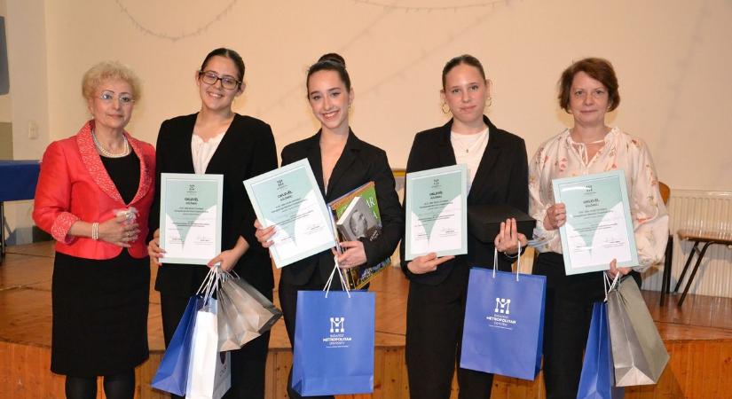 Illem, protokoll, virágcsokor, diplomácia, tánc, illemtani csapatverseny középiskolásokkal Győrben - fotók