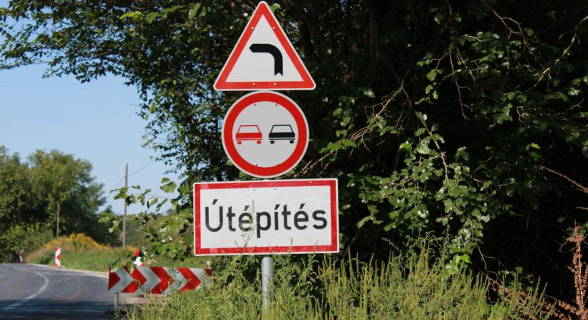 Aszfaltozzák a Hármasszikla utcát Esztergomban