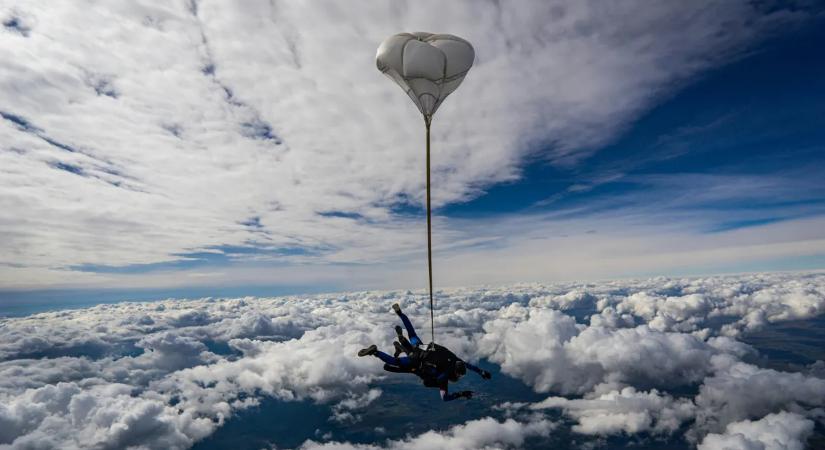 Tehetetlenül nézték a földről a tragédiát, a tudta nélkül ugrott a halálba az ernyős
