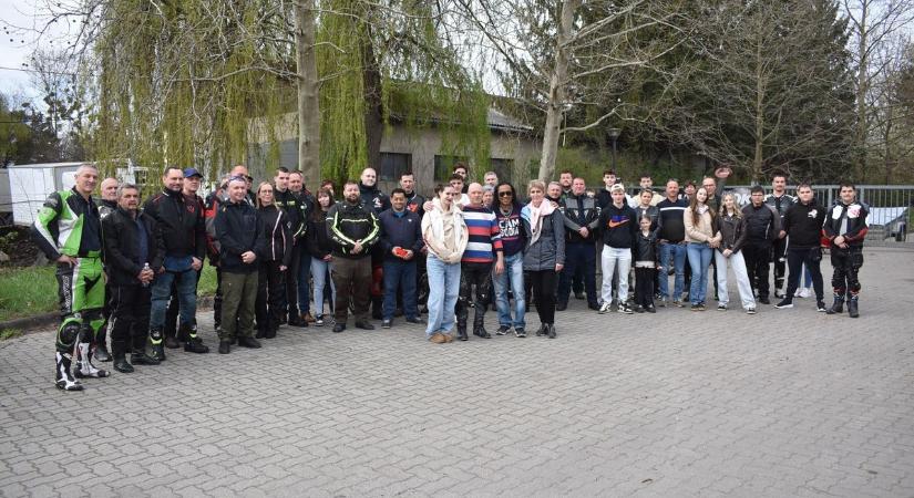 Motorosok váltották valóra a megvert tini álmát