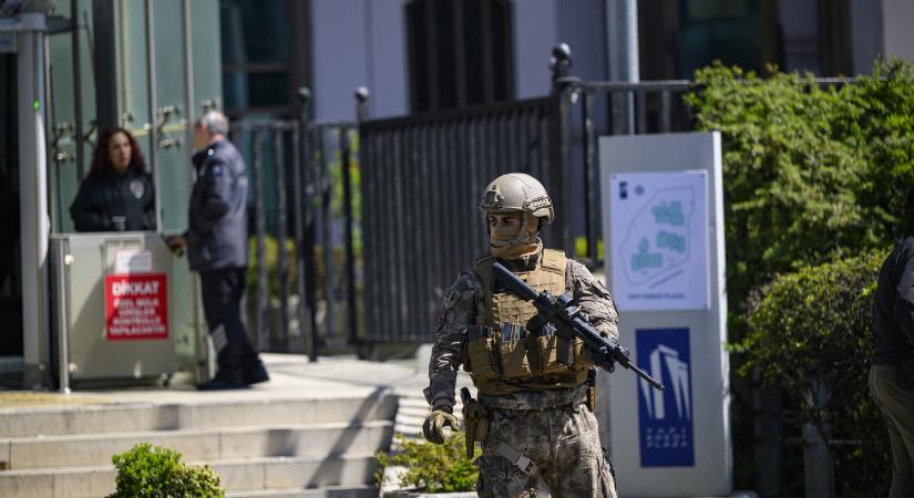 Lövöldözés volt az izraeli főkonzulátusnál Isztambulban, az egyik támadó meghalt