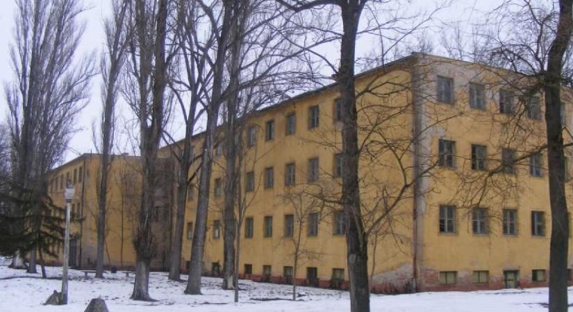 Mégsem árverezi el a NAV az egykori szabadszállási laktanya épületeit