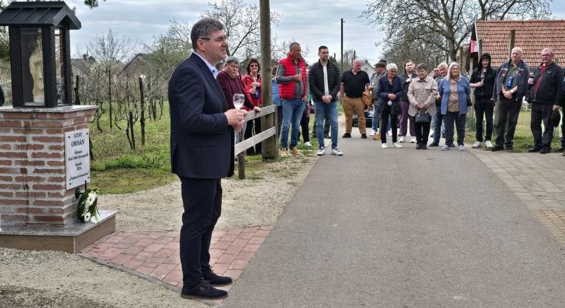 Új jelképet kapott a borvidék: szobrot állítottak Sárszentmiklóson