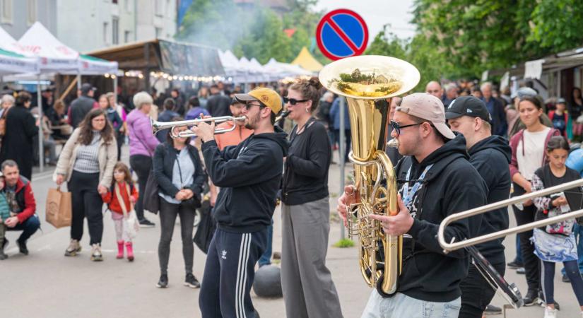 Utcazene, akrobaták, bábosok és vásári forgatag: így pezseg az utca a Szent György Napokon