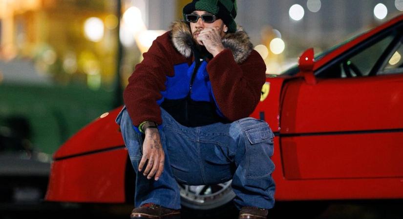 Ferrari F40-nel vette be a tokiói éjszakát Lewis Hamilton