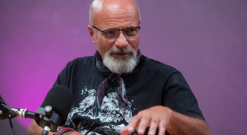 Zacher Gábor egy tiszás plakát elől üzent: „Ne habozz! Változtass!”