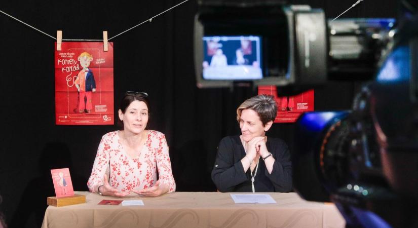 Egy kisfiút hoz a posta a Mesebolt Bábszínházba: Konzerv Konrád vasárnap 10 órakor érkezik