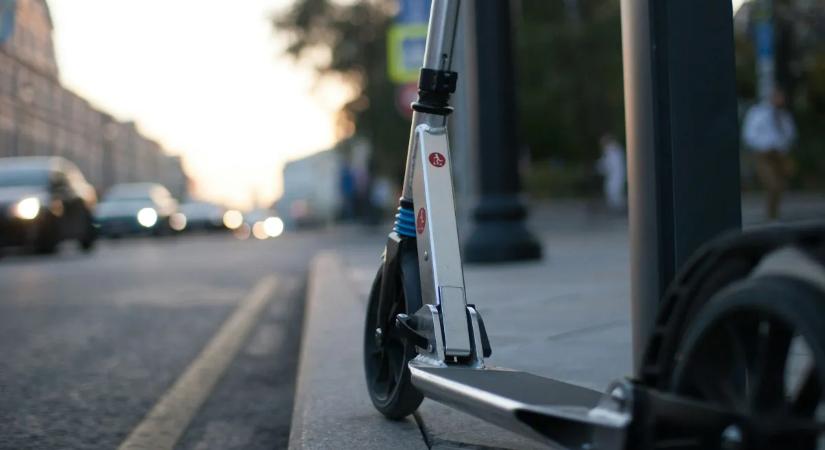 Felrobbant egy töltőn hagyott elektromos roller, még az ablakok is kitörtek