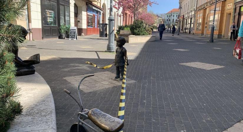 Egy futár miatt vesztette el a karját a kaposvári kislány a sétálóutcán, most helyreállították