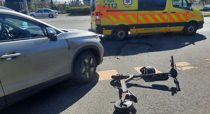 Drámai baleset Nyíregyházán: rolleres tinédzsert gázolt el egy autó, akit azonnal kórházba szállítottak (fotókkal)