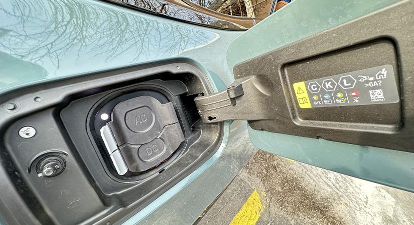 Hat büntetést kapott a nyakába egy villanyautós töltés közben