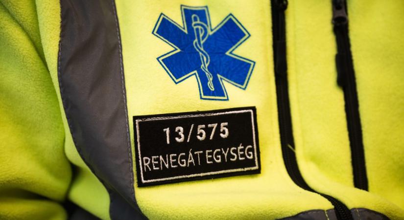 Nyerészkedéssel vádolja az OMSZ a Tiszának is dolgozó magán mentőket, miközben pénzért biztosítja a Békemenetet és Orbán országjárását