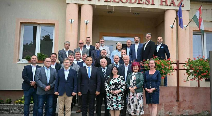 Polgármesterek segítik a Fidesz kampányát: levelek, jutalmak és finom üzenetek a háttérben