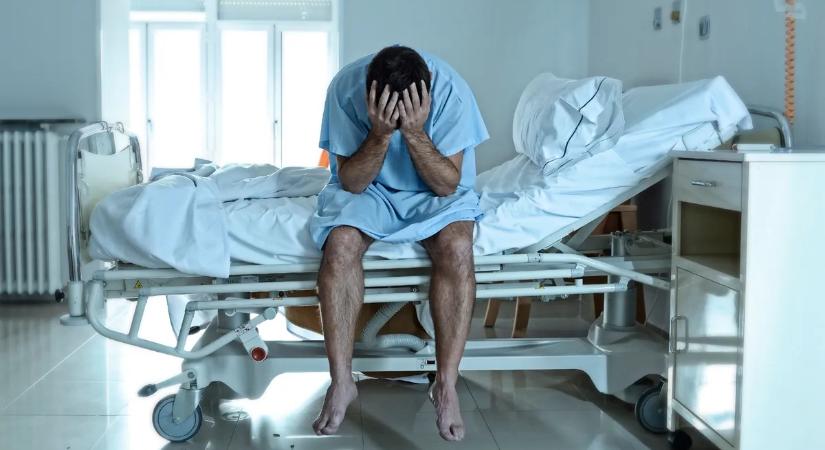 32 éves férfi esett össze, miközben lerobbant autóját tolta – a mentősök részegnek hitték, pedig épp stroke-ja volt