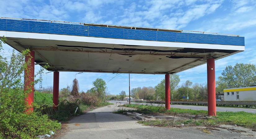 Urbex: naponta több ezren látják, szellembenzinkút a 47-es főút mellett