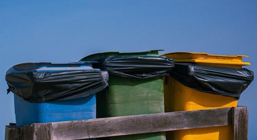 Te is rosszul tetted eddig a szemeteszsákot a konyhai kukába? Így kell csinálni!