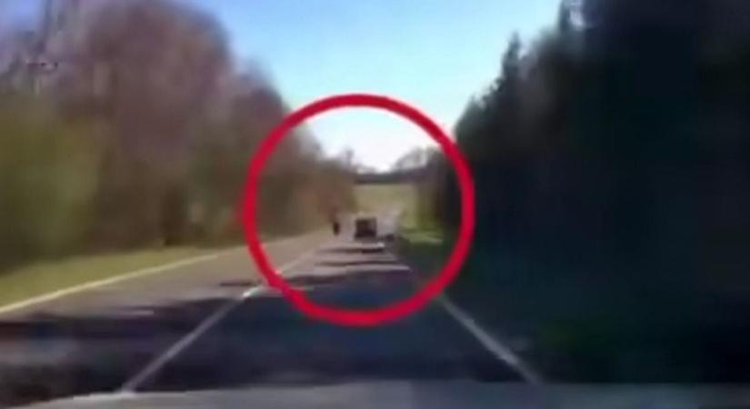 Fittyet hányt a szabályokra: lebukott a vakmerő motoros (videó)