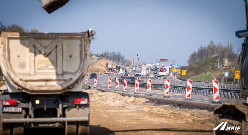 Biatorbágynál már nem finomkodnak, teljes erővel bontják az M1-es pályáját