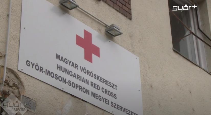 Tisztasági csomagokat oszt a Vöröskereszt Győrben