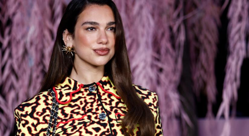 Dua Lipa szoknyáját imádják most az emberek, hatalmas sláger tavasszal