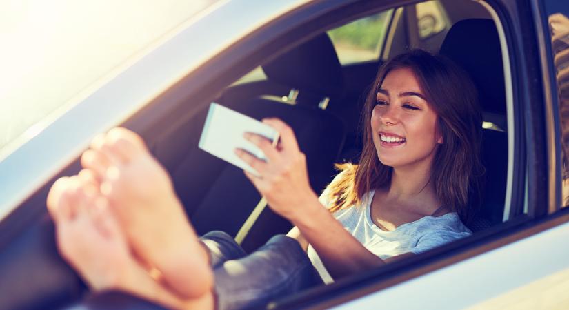 Ezt művelik a fiatal autósok – A rutinos sofőröket sokkolja a dolog, akár szigorúbb szabályok is jöhetnek