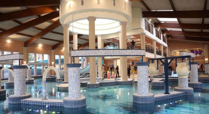 Égett a bőre a vendégeknek, túlklórozták a medencét a siófoki Galerius fürdőben – vizsgálat indult