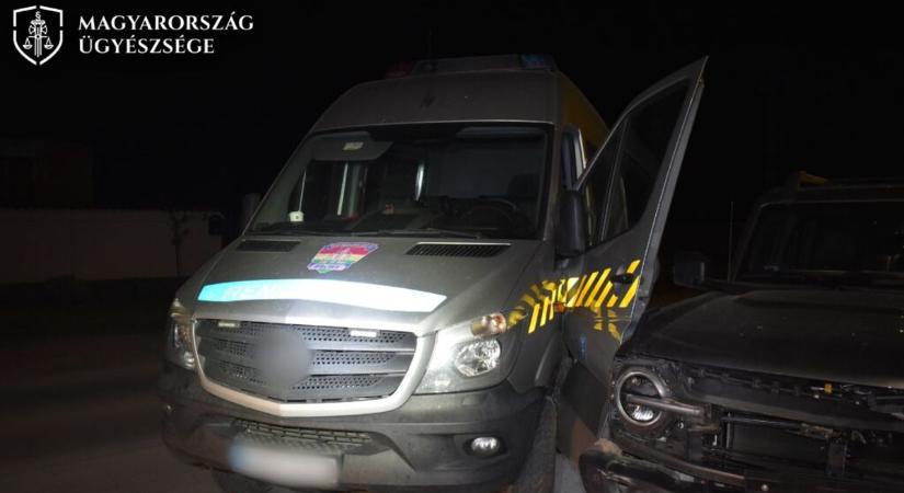 Részeg orvos tarolta le a rendőrautót Szabolcsban! Ha a rendőr nem ugrik el, őt is elgázolta volna – fotókkal
