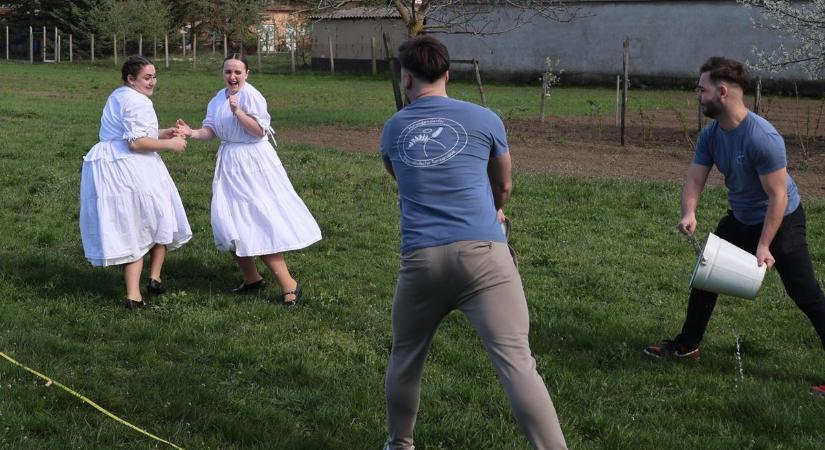 Berontott a nyúl, és döbbenetes történetet is hallottunk a locsolásról – képgaléria, videó