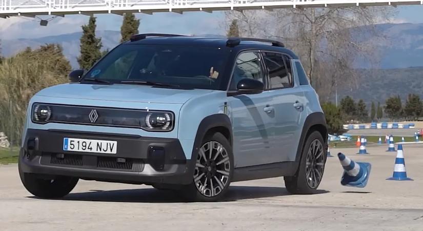 Durván megszenvedett a jávorszarvasteszttel a Renault 4!