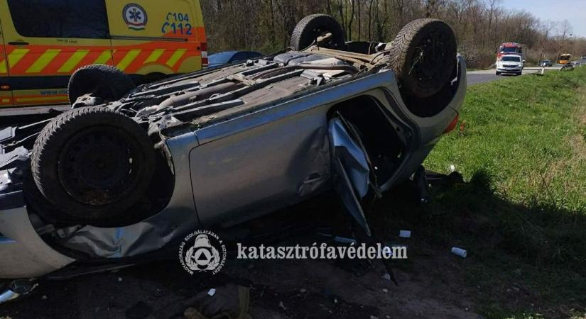 Lángokhoz, fejtetőre állt autóhoz is riasztották a tűzoltókat az ünnepek alatt ( helyszíni fotók)
