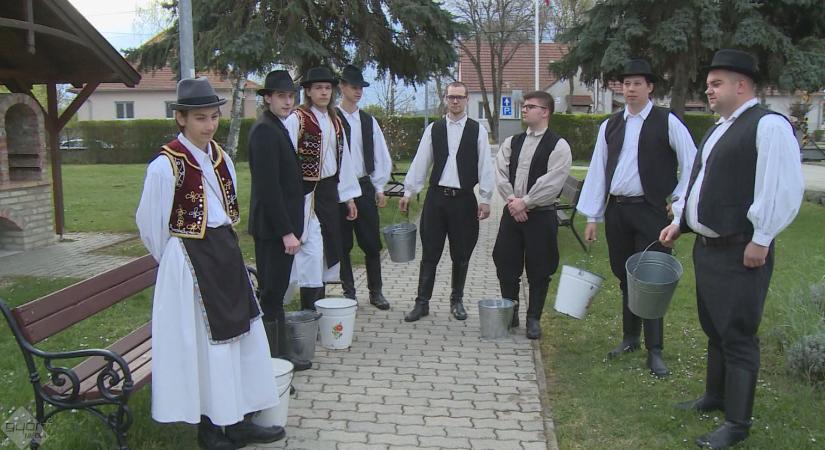 Hagyományos locsolás Gyirmóton