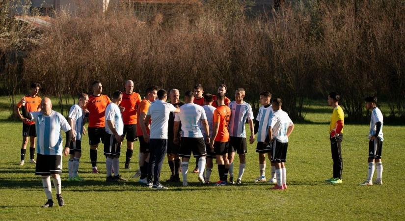 Videó! Hatalmas balhé és káosz a borsodi pályán! Az egyik csapat le is vonult, annyira elszabadult minden