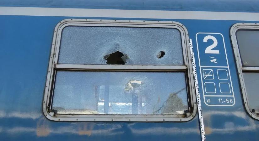 Kövekkel támadt a vonatra egy utas, mert leszállította a kalauz